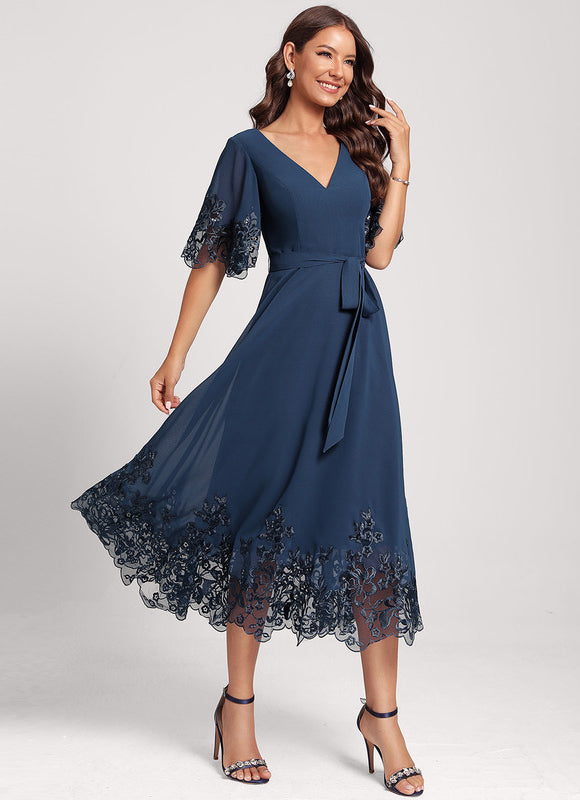 Robe de Soirée Longue Bleue En Dentelle Et Mousseline - gallery 3